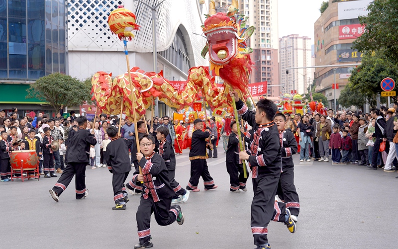 2 踩街舞龙表演  