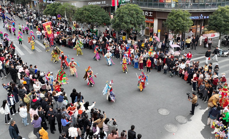 6 市民观看踩街表演