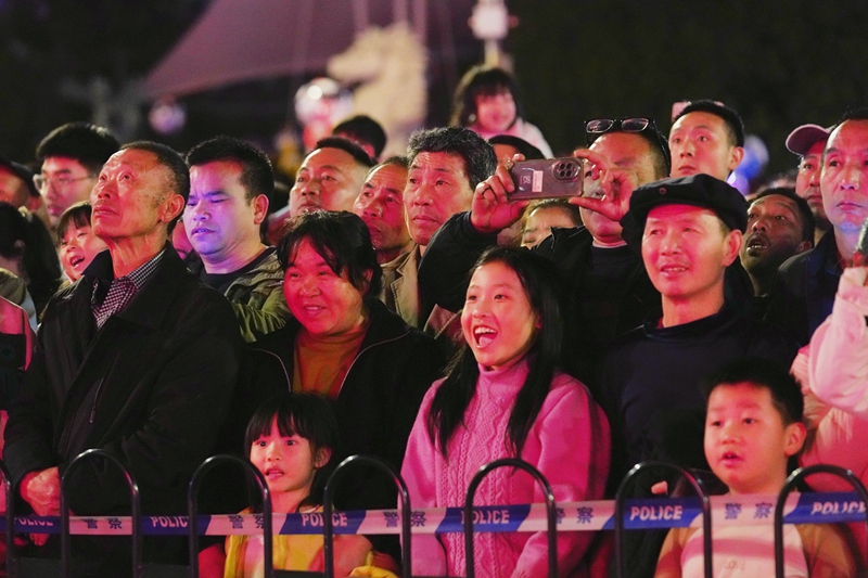 市民观看焰火秀。