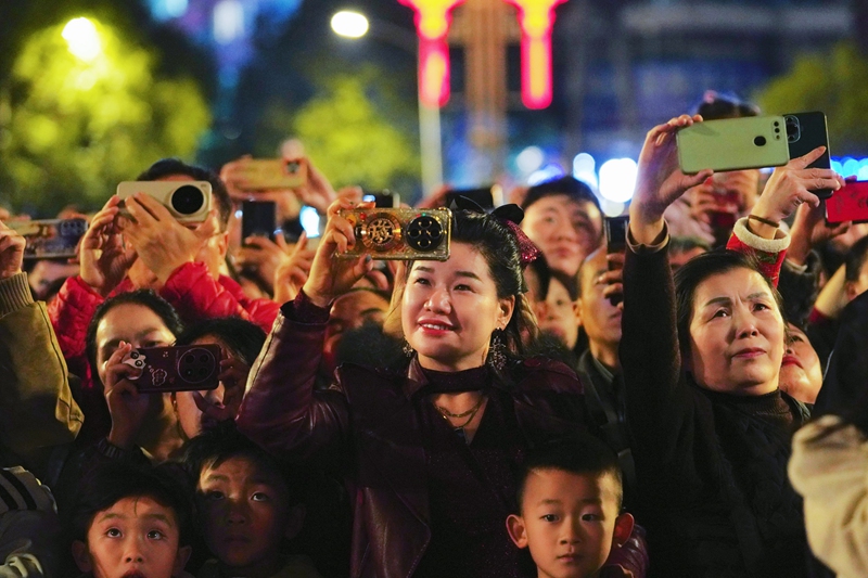 市民观看焰火秀。