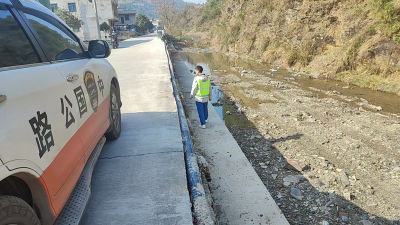 技术人员巡查临河河堤。