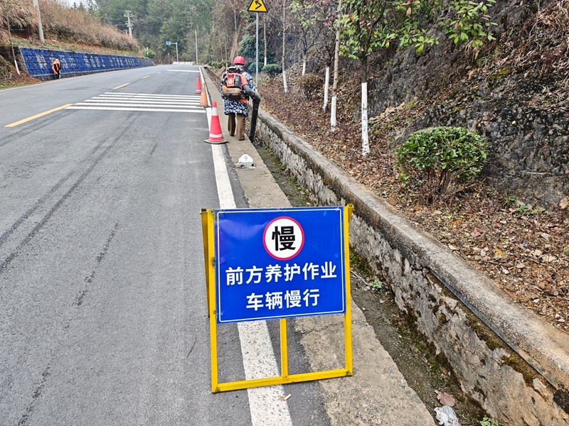 养护工人清理公路边沟。