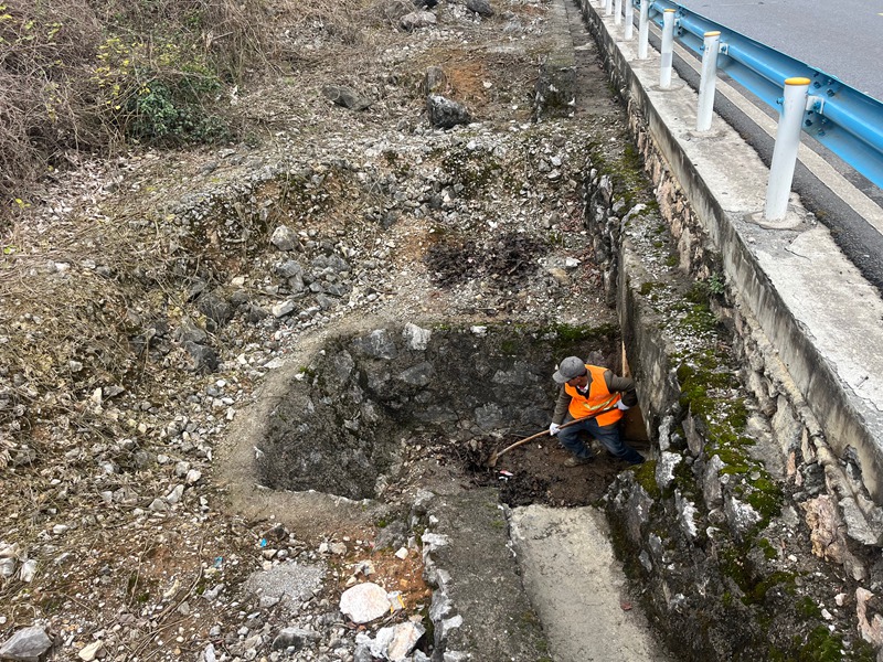 养护工人清理涵洞。