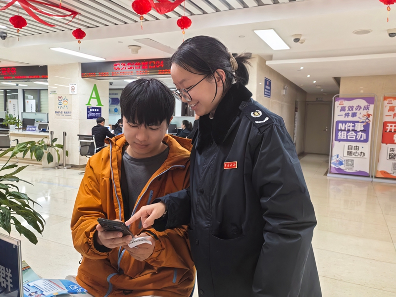 荔波税务局工作人员辅导纳税人代开劳务发票。