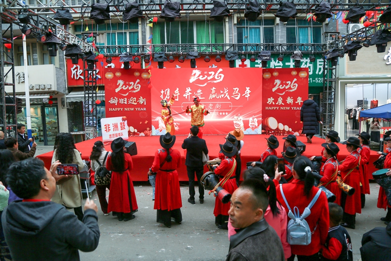 2月25日，群眾在貴州省遵義市播州區三合鎮集鎮表演民俗文藝節目。李家燕攝