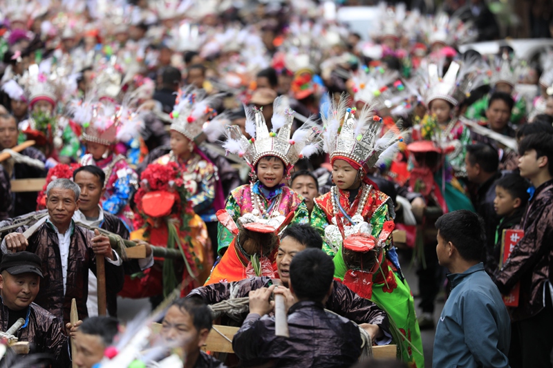 贵州黎平：黄岗侗寨“抬官人”巡游迎新春 (2)