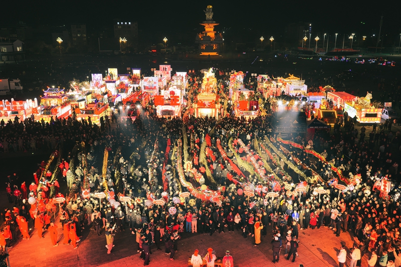 施秉县2026年“骏马迎春游施秉·百龙聚会闹新春”龙灯展演系列活动正式启幕。 刘晓源 摄