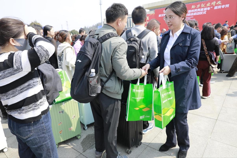遵義農商銀行黨委副書記、副董事長、行長韋會敏親自發放禮包。.jpg