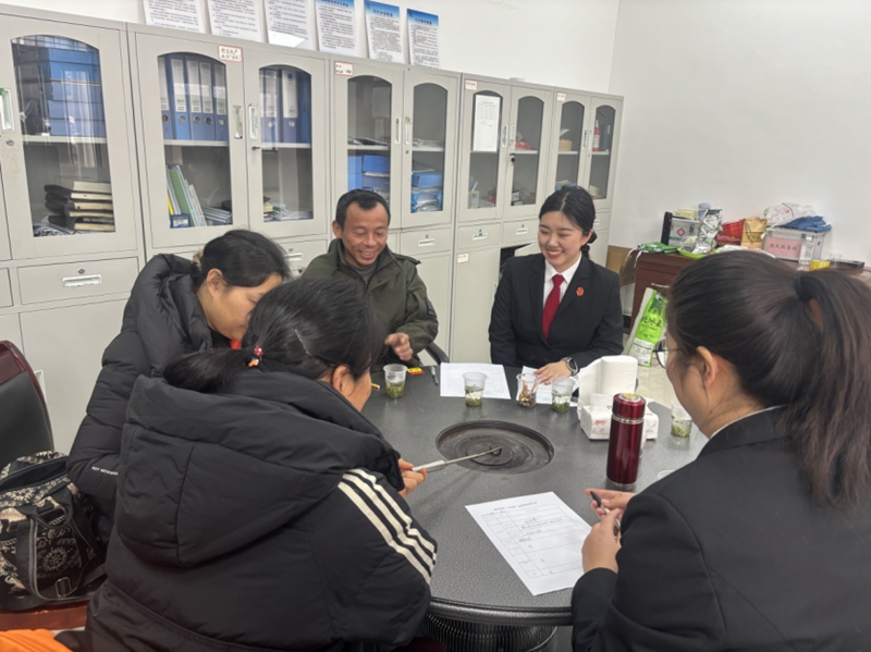 二人宣讲入村寨 法治阳光暖民心.jpg