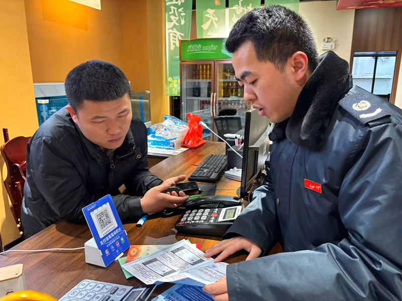 圖為稅務干部龍燈會前到丁肥子餐館進行宣傳輔導 。王秋華 攝