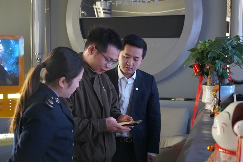 縣局工作人員輔導“交易即開票”1