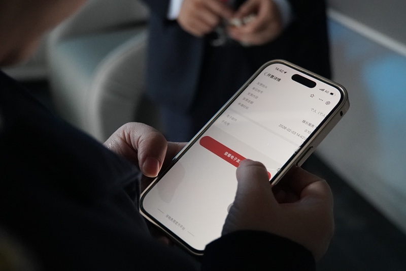 縣局工作人員輔導“交易即開票”2