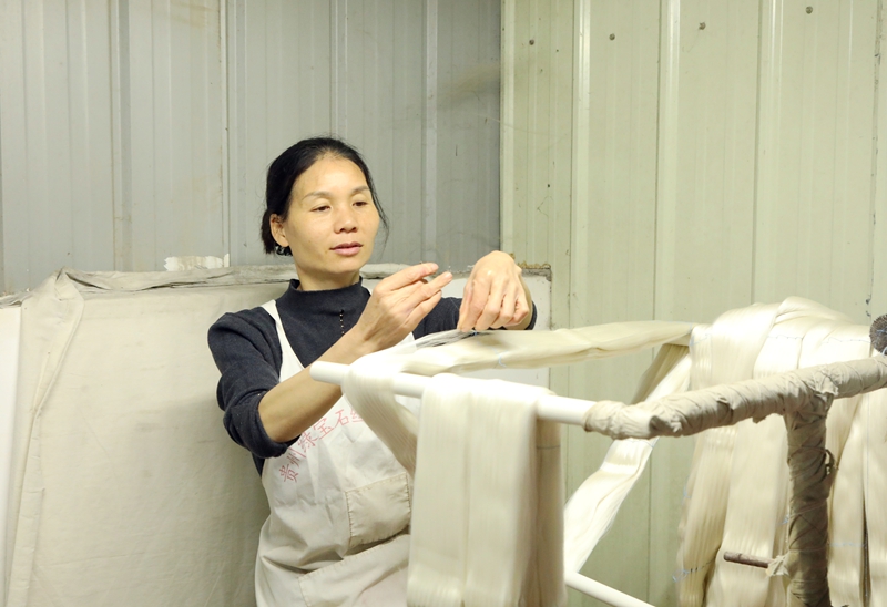 工人正在檢驗白廠絲.JPG