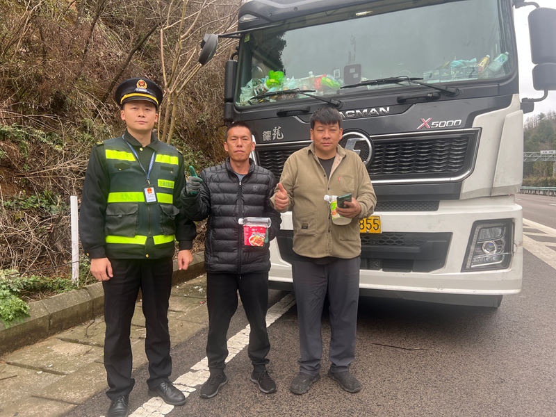 1 图为S36玉盘高速K109+000上行 货车司机为执法人员点赞。
