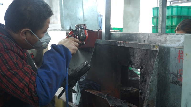 认真工作的员工。  裴忠钰 摄.jpg