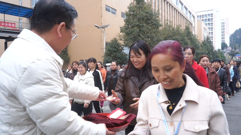 公司给员工们发放开工红包，送上祝福。裴忠钰 摄.jpg