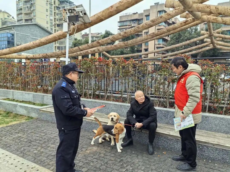 貴陽市公安局烏當分局組織開展文明養犬主題宣傳活動.jpg