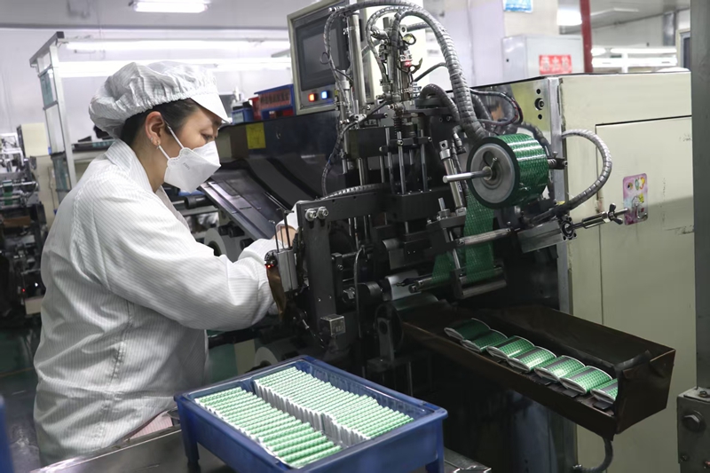 贵州贵航新能源科技有限公司生产车间,一台台锂离子电池智能生产设备高效运转。 邱雪 摄.jpg