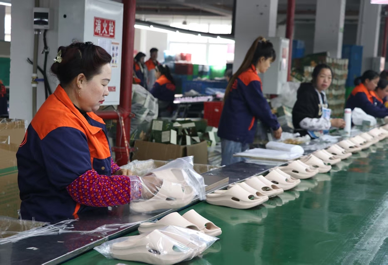 卡库其(贵州)智能家居有限公司车间内机台轰鸣,流水线高效运作,企业正全力赶制一季度订单。 邱雪 摄.jpg