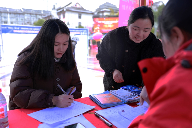 求职者在登记个人信息。张美 摄 (1).JPG