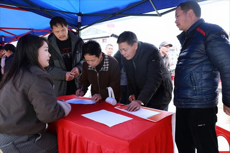 求职者在登记个人信息。张美 摄 