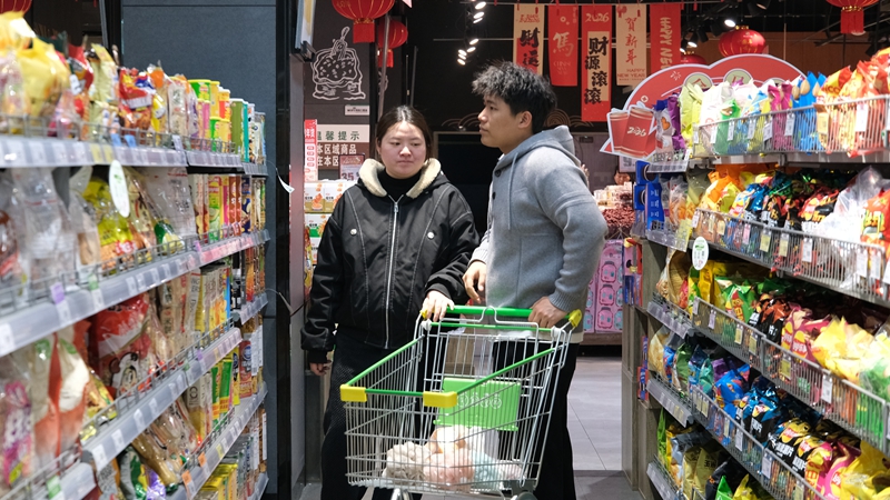 购物的年轻人。伍会芳 摄.JPG