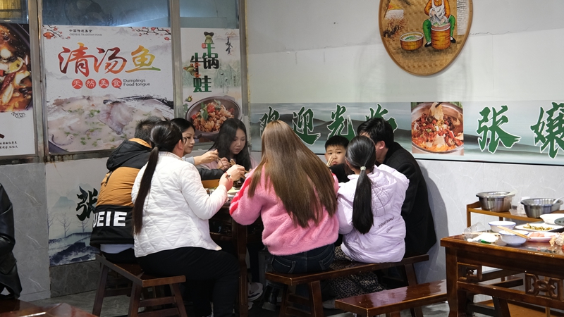 吃鱼的顾客。 伍会芳 摄.JPG