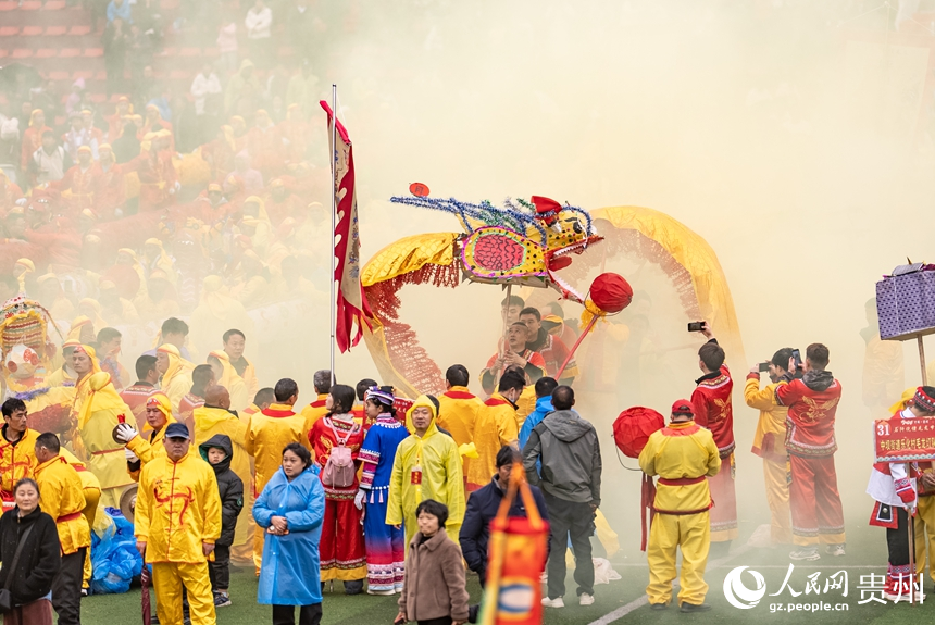石阡縣仡佬毛龍節現場進行的舞龍大賽。人民網記者 涂敏攝