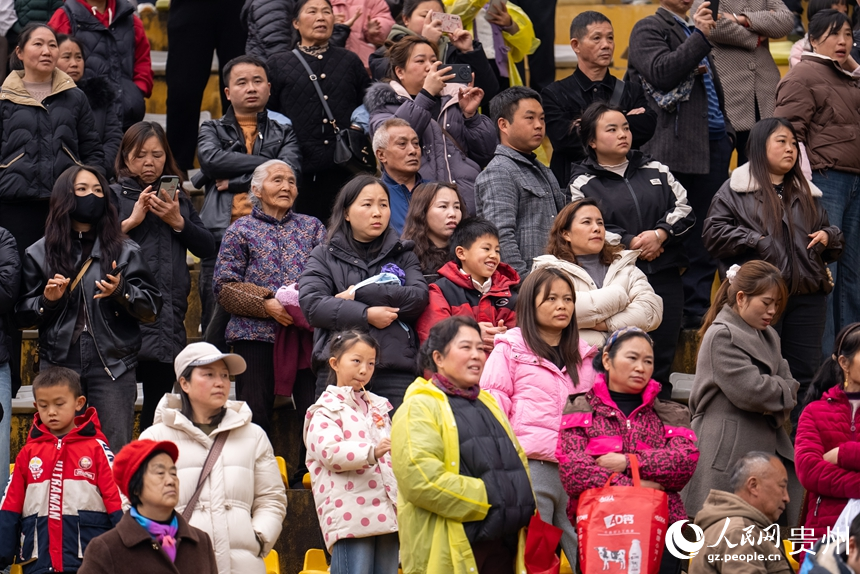 現場觀眾觀看仡佬毛龍節舞龍大賽。人民網記者 涂敏攝