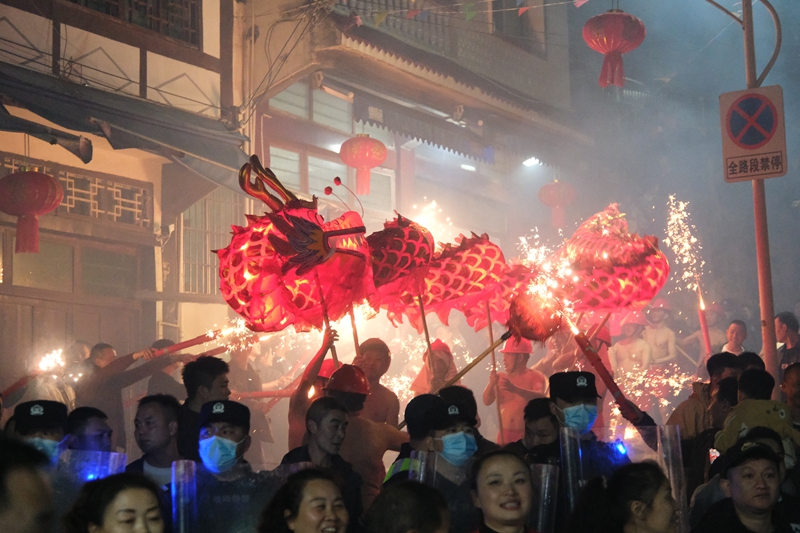 红色龙。 伍会芳 摄.JPG