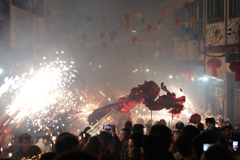 龙腾。 伍会芳 摄.JPG