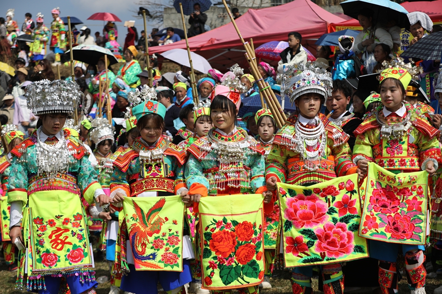 苗族少女身着盛装在“跳月”。