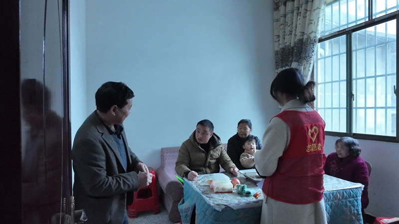 松桃麻兔村开展新春佳节爱心包发放活动。