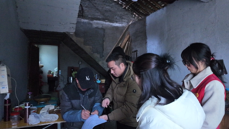 松桃麻兔村开展新春佳节爱心包发放活动。