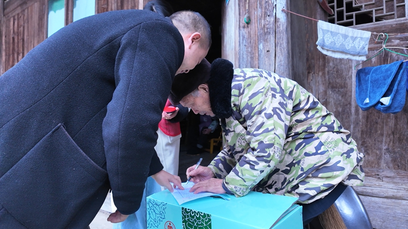 松桃麻兔村开展新春佳节爱心包发放活动。