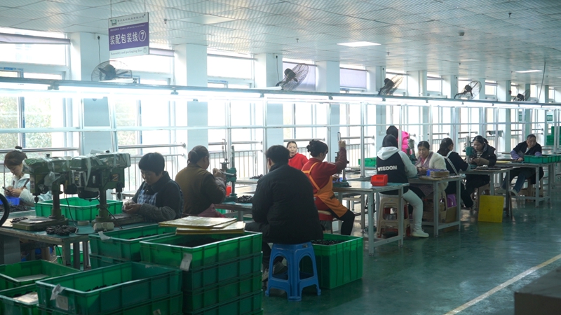 贵州盈利玩具有限公司忙碌的生产车间。 裴忠钰 摄.jpg