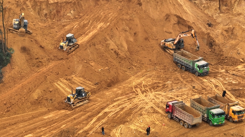 宏骏高能（贵州）智慧动力电池生产项目建设现场。 胡凤至 摄