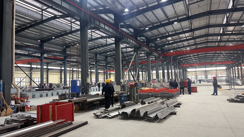 贵州金三叶机械制造有限公司车间内，机器轰鸣，焊花飞溅。胡凤至 摄.jpg