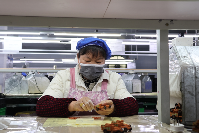 独山玩具生产企业开足马力赶订单。