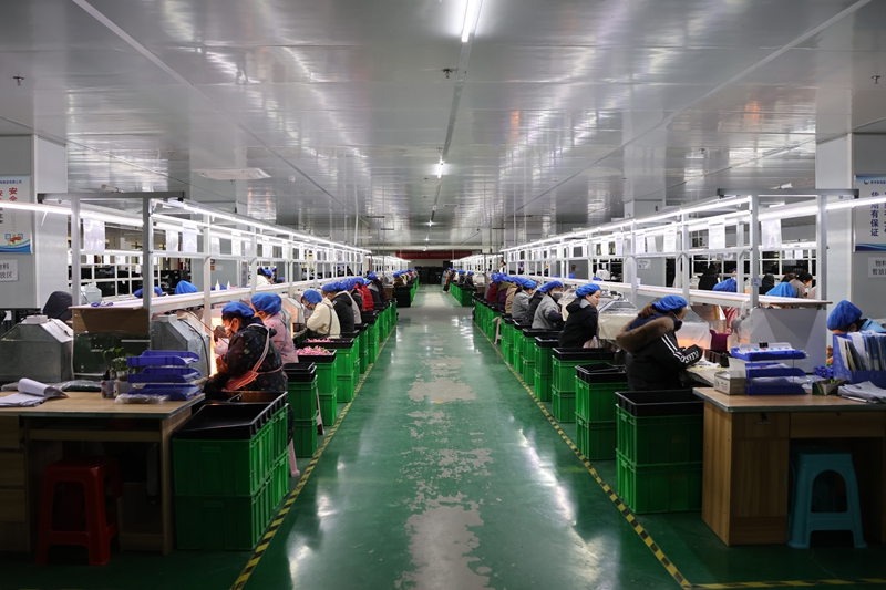 独山玩具生产企业开足马力赶订单。