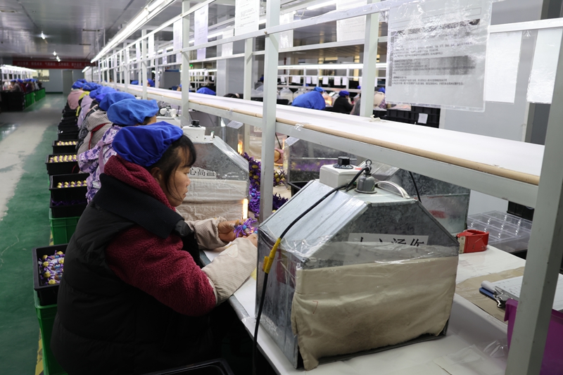 独山玩具生产企业开足马力赶订单。