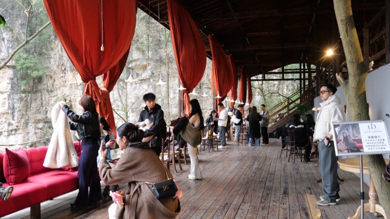 “咖啡+洞穴+瀑布”打造文旅新场景。