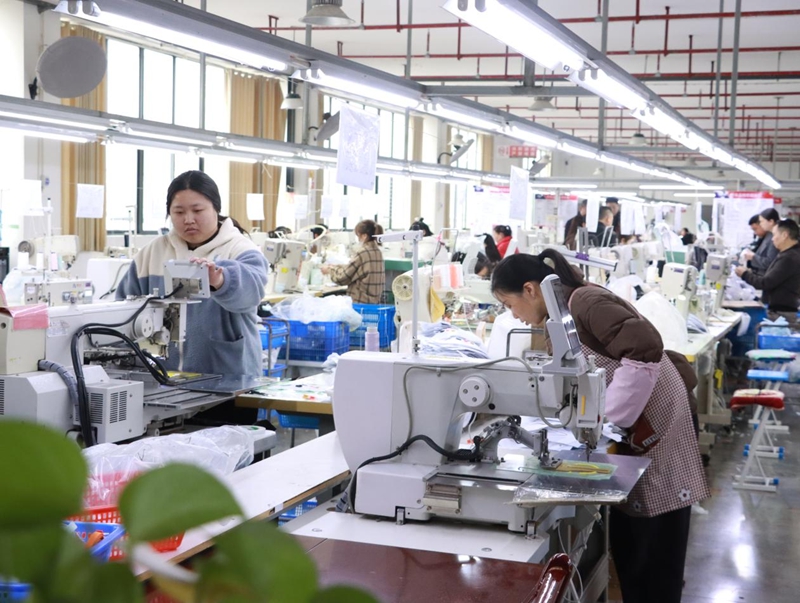 贵州铜仁：企业复工复产 全力冲刺一季度“开门红”。