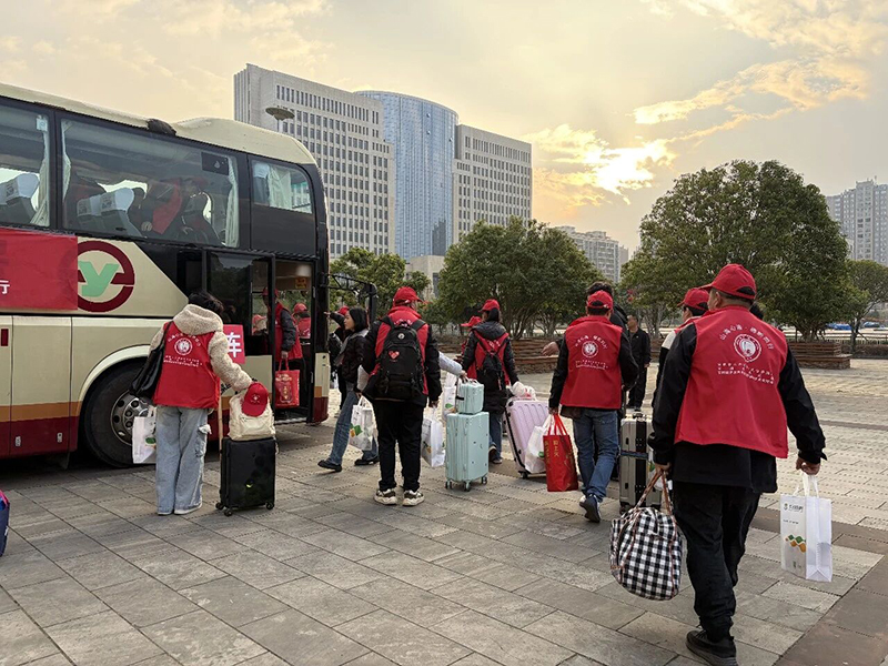 務工農民工有序上車。