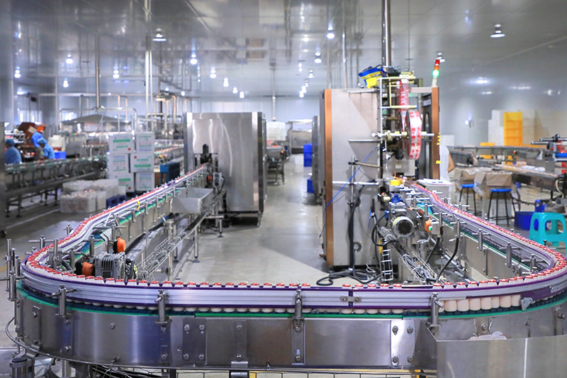 貴陽好彩頭食品有限公司車間內，生產線高速運轉。