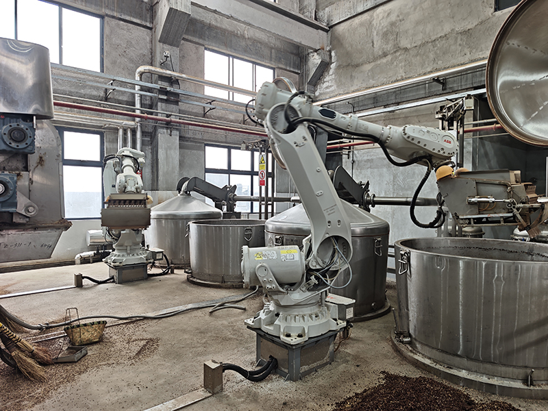 唐庄酒業生產車間機械設備高效運轉。