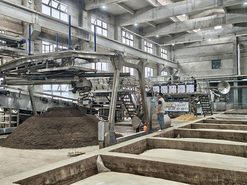 唐庄酒業生產車間機械設備高效運轉。