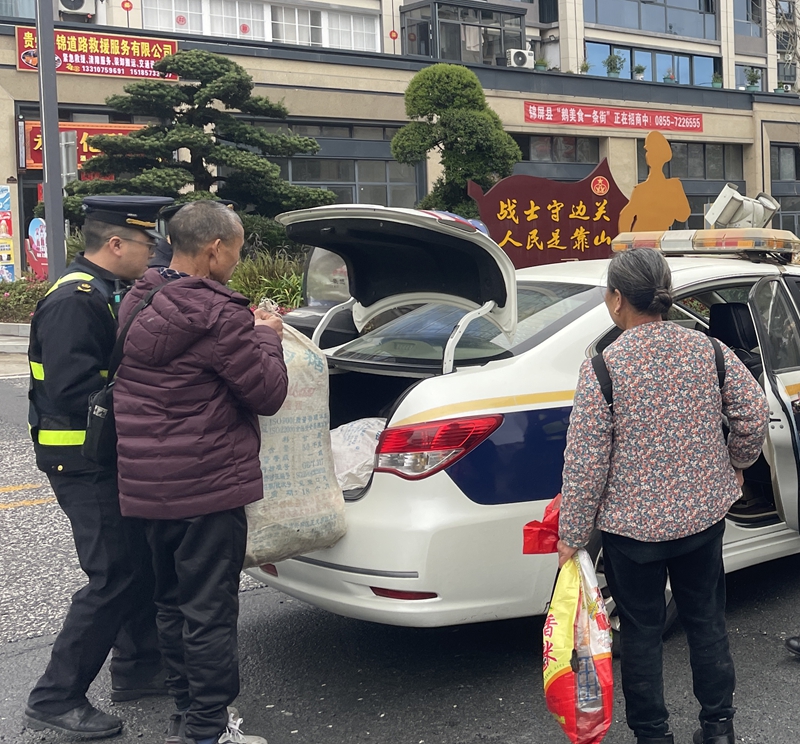 十大队帮助老年乘客出行。