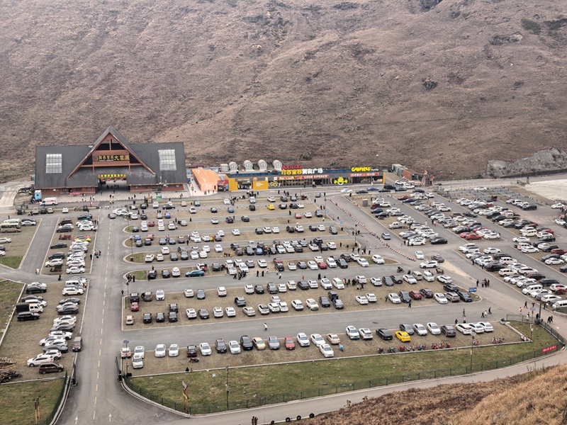 春節期間，阿西裡西·二台坡景區停車場停滿車輛  王帥 攝