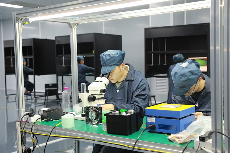 圖為南凡半導體科技有限公司員工在測試監控芯片.jpg